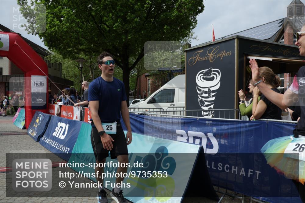 10.05.2026 - 8. Wedeler Halbmarathon Yannick Fuchs http://msf.ph/oto/9735353 10.05.2026 11:55:33 Ziel 25, 26, 603, 767, 908, 987 meine-sportfotos.de