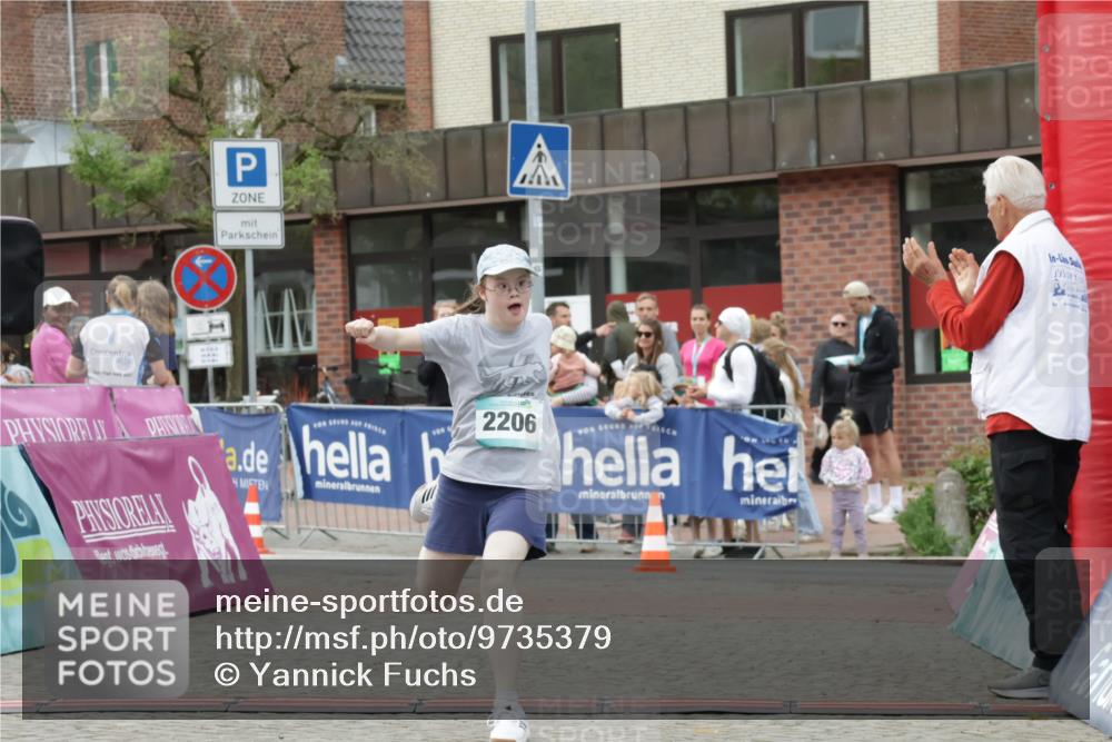 10.05.2026 - 8. Wedeler Halbmarathon Yannick Fuchs http://msf.ph/oto/9735379 10.05.2026 12:49:31 Ziel 2206 meine-sportfotos.de