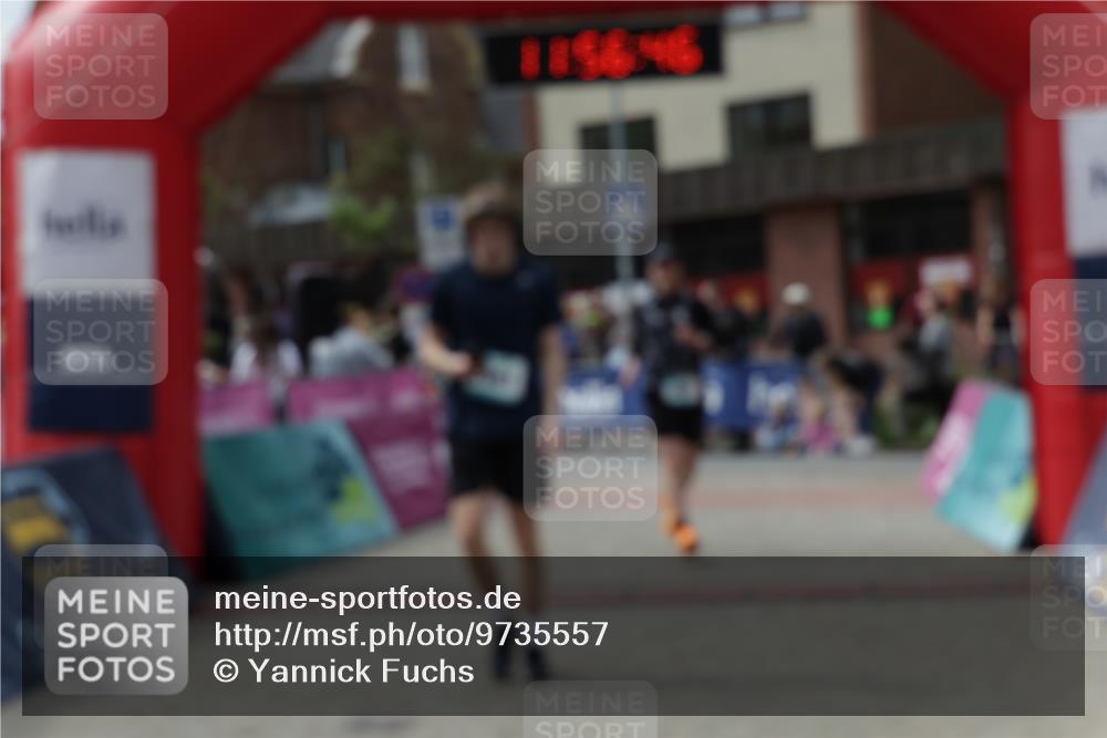 10.05.2026 - 8. Wedeler Halbmarathon Yannick Fuchs http://msf.ph/oto/9735557 10.05.2026 11:56:44 Ziel 293, 361, 587, 747, 2061 meine-sportfotos.de