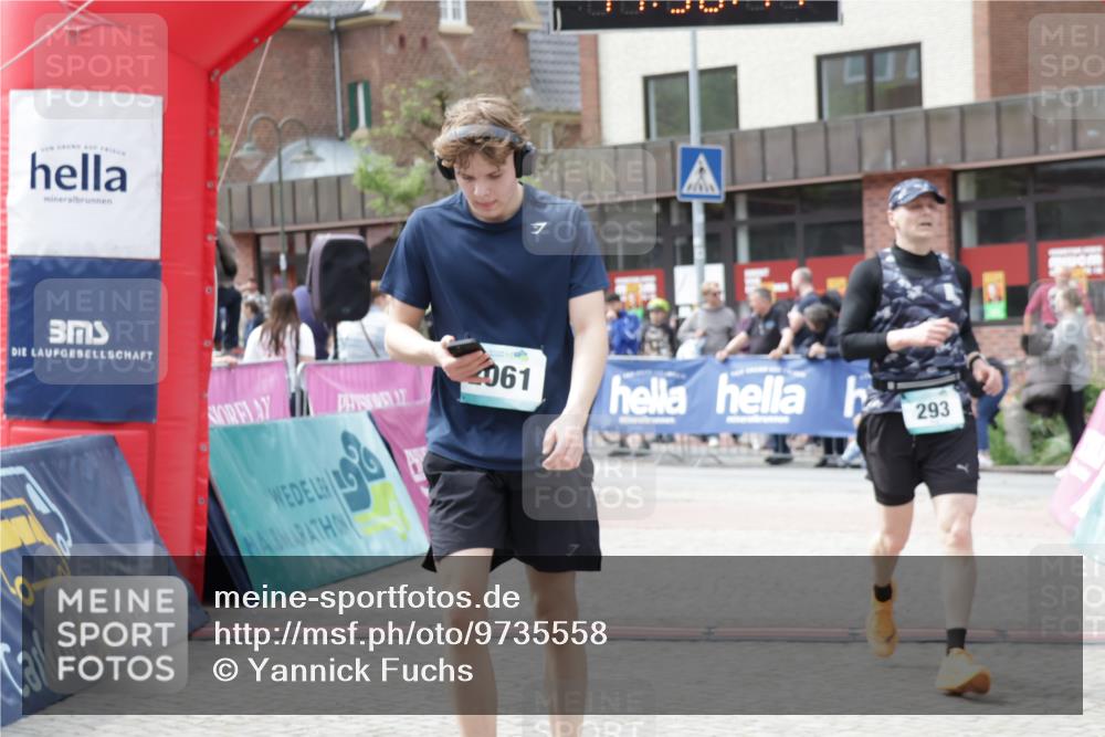 10.05.2026 - 8. Wedeler Halbmarathon Yannick Fuchs http://msf.ph/oto/9735558 10.05.2026 11:56:46 Ziel 293, 337, 361, 747, 2061 meine-sportfotos.de