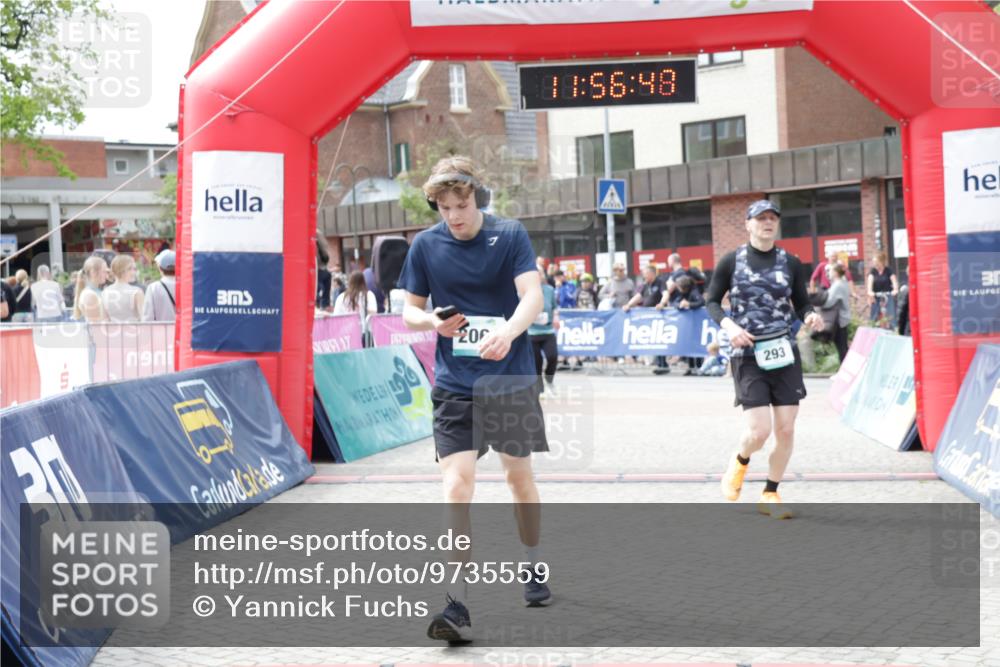 10.05.2026 - 8. Wedeler Halbmarathon Yannick Fuchs http://msf.ph/oto/9735559 10.05.2026 11:56:46 Ziel 293, 337, 361, 747, 2061 meine-sportfotos.de
