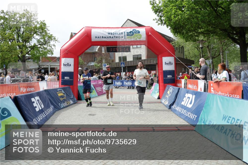 10.05.2026 - 8. Wedeler Halbmarathon Yannick Fuchs http://msf.ph/oto/9735629 10.05.2026 11:57:10 Ziel 232, 250, 2159, 2164 meine-sportfotos.de