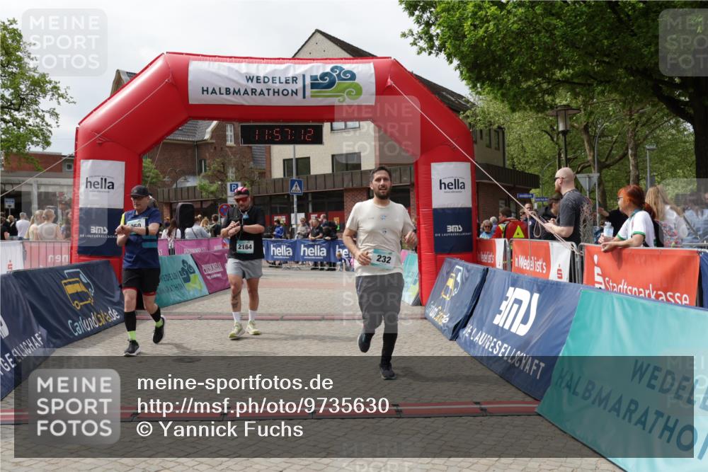 10.05.2026 - 8. Wedeler Halbmarathon Yannick Fuchs http://msf.ph/oto/9735630 10.05.2026 11:57:10 Ziel 232, 250, 2159, 2164 meine-sportfotos.de