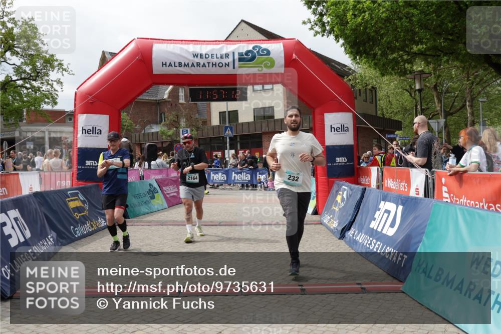 10.05.2026 - 8. Wedeler Halbmarathon Yannick Fuchs http://msf.ph/oto/9735631 10.05.2026 11:57:10 Ziel 232, 250, 2159, 2164 meine-sportfotos.de