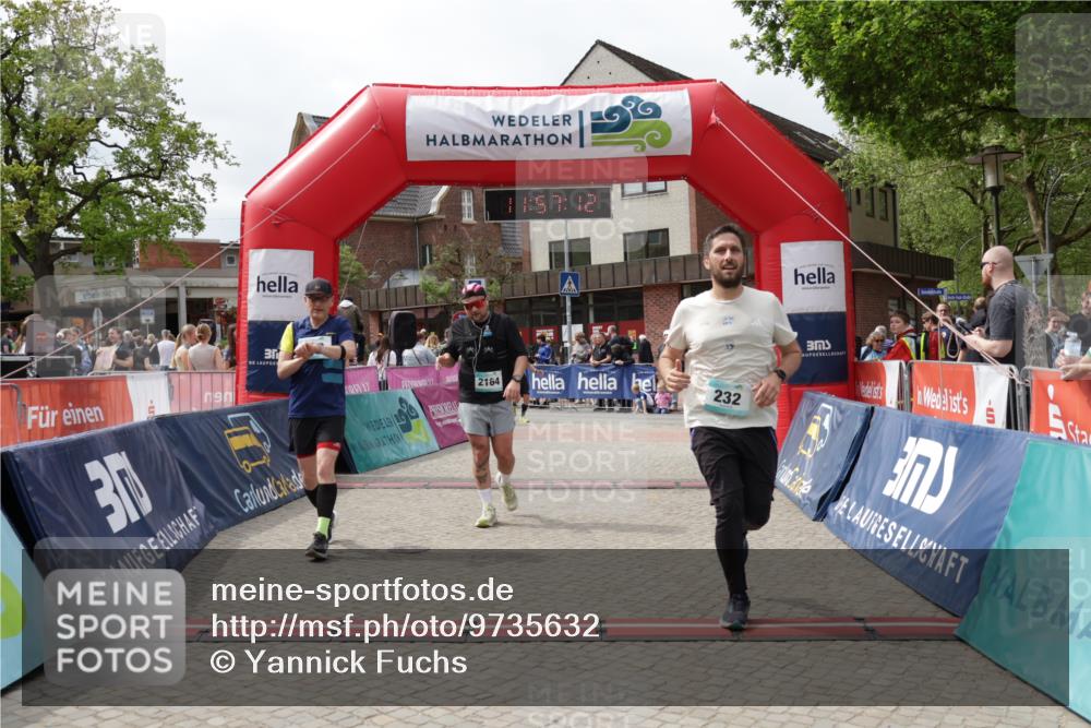 10.05.2026 - 8. Wedeler Halbmarathon Yannick Fuchs http://msf.ph/oto/9735632 10.05.2026 11:57:11 Ziel 232, 250, 2159, 2164 meine-sportfotos.de
