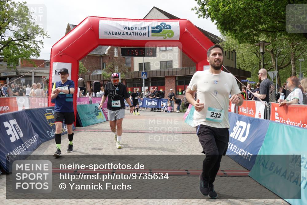 10.05.2026 - 8. Wedeler Halbmarathon Yannick Fuchs http://msf.ph/oto/9735634 10.05.2026 11:57:11 Ziel 232, 250, 2159, 2164 meine-sportfotos.de