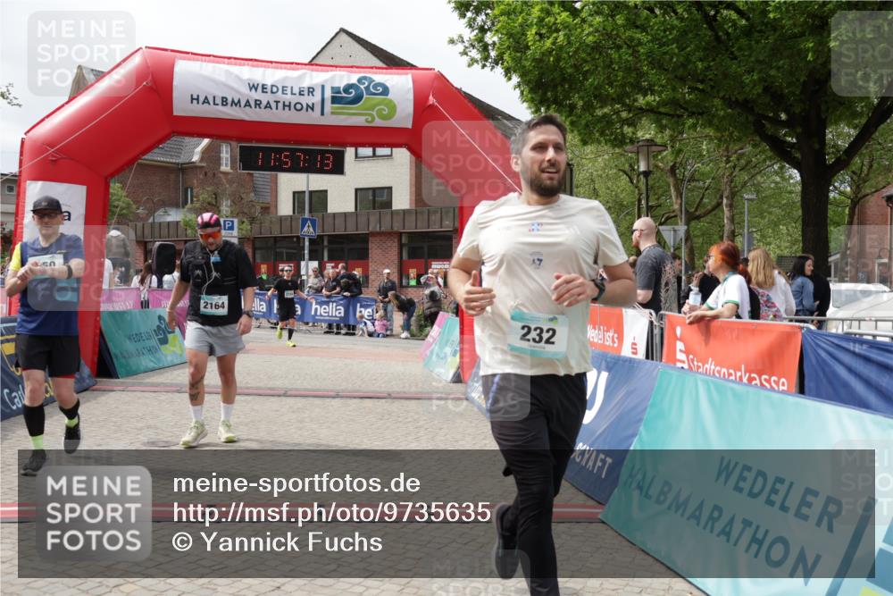 10.05.2026 - 8. Wedeler Halbmarathon Yannick Fuchs http://msf.ph/oto/9735635 10.05.2026 11:57:11 Ziel 232, 250, 2159, 2164 meine-sportfotos.de