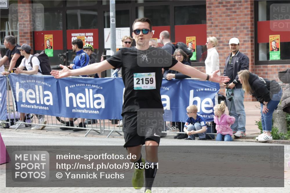 10.05.2026 - 8. Wedeler Halbmarathon Yannick Fuchs http://msf.ph/oto/9735641 10.05.2026 11:57:13 Ziel 232, 250, 2159, 2164 meine-sportfotos.de