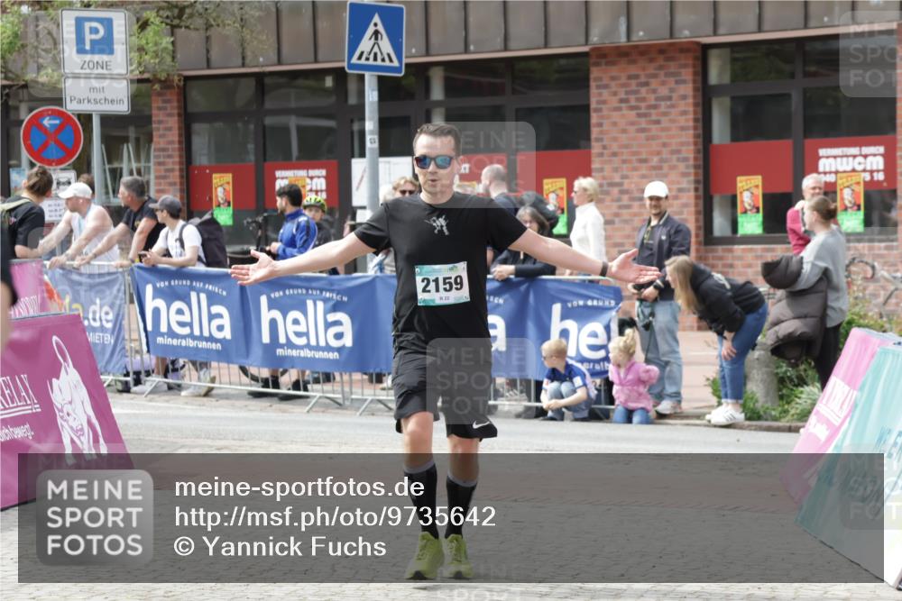 10.05.2026 - 8. Wedeler Halbmarathon Yannick Fuchs http://msf.ph/oto/9735642 10.05.2026 11:57:13 Ziel 232, 250, 2159, 2164 meine-sportfotos.de