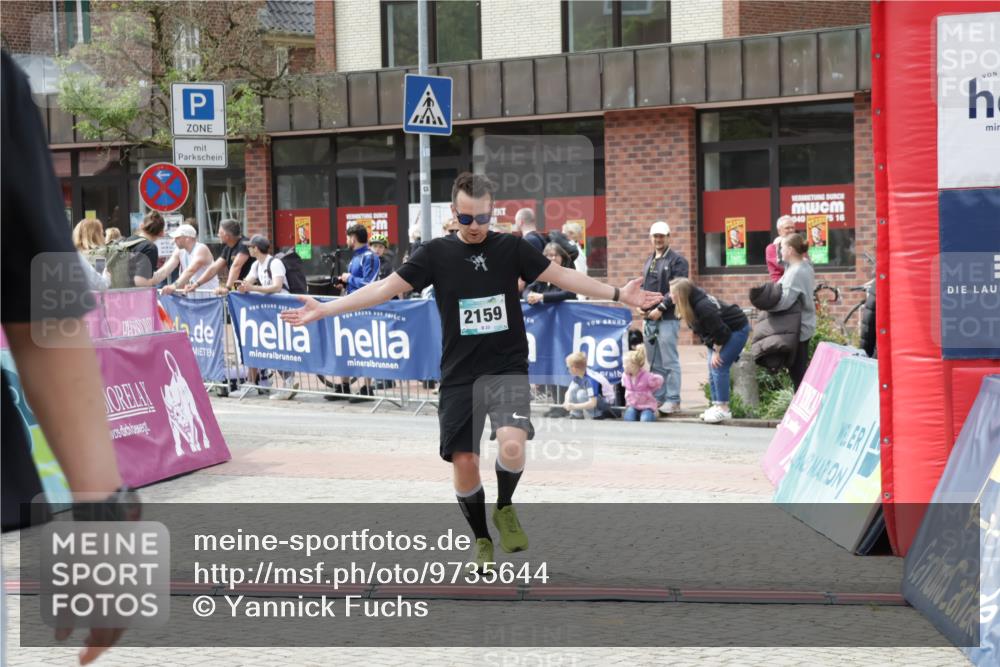 10.05.2026 - 8. Wedeler Halbmarathon Yannick Fuchs http://msf.ph/oto/9735644 10.05.2026 11:57:14 Ziel 232, 250, 2159, 2164 meine-sportfotos.de