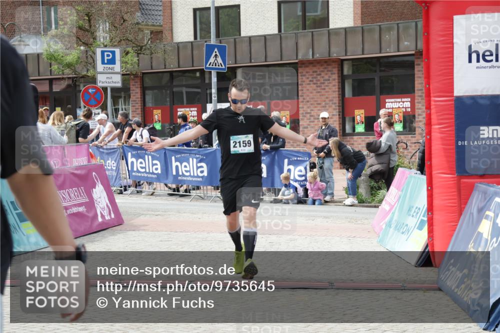10.05.2026 - 8. Wedeler Halbmarathon Yannick Fuchs http://msf.ph/oto/9735645 10.05.2026 11:57:14 Ziel 232, 250, 2159, 2164 meine-sportfotos.de