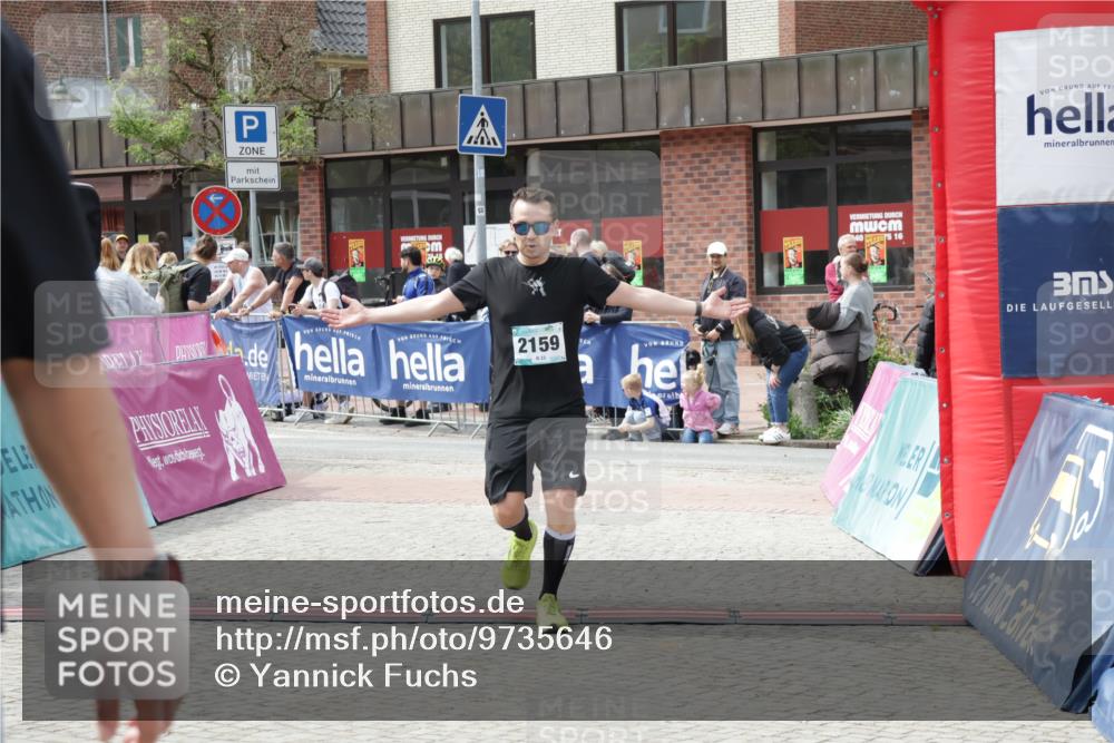 10.05.2026 - 8. Wedeler Halbmarathon Yannick Fuchs http://msf.ph/oto/9735646 10.05.2026 11:57:14 Ziel 232, 250, 2159, 2164 meine-sportfotos.de