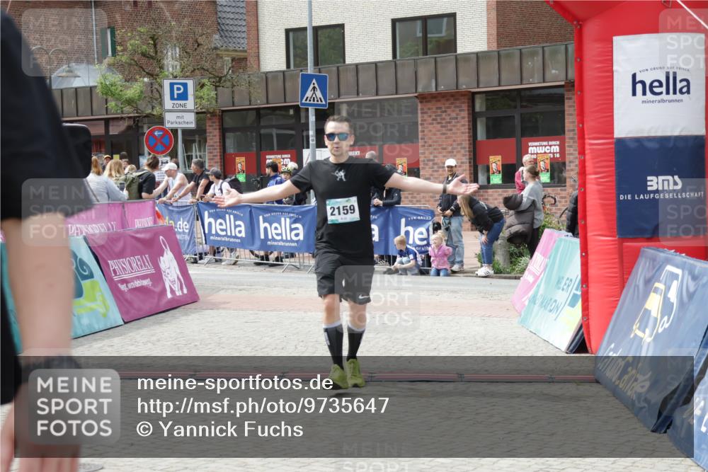 10.05.2026 - 8. Wedeler Halbmarathon Yannick Fuchs http://msf.ph/oto/9735647 10.05.2026 11:57:14 Ziel 232, 250, 2159, 2164 meine-sportfotos.de