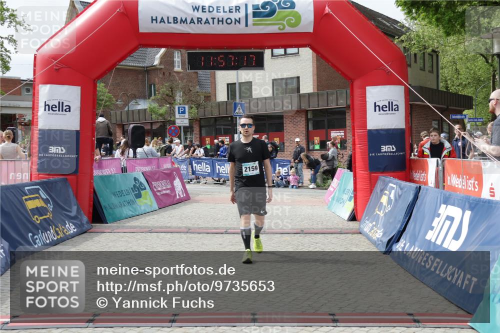 10.05.2026 - 8. Wedeler Halbmarathon Yannick Fuchs http://msf.ph/oto/9735653 10.05.2026 11:57:15 Ziel 232, 250, 2159, 2164 meine-sportfotos.de