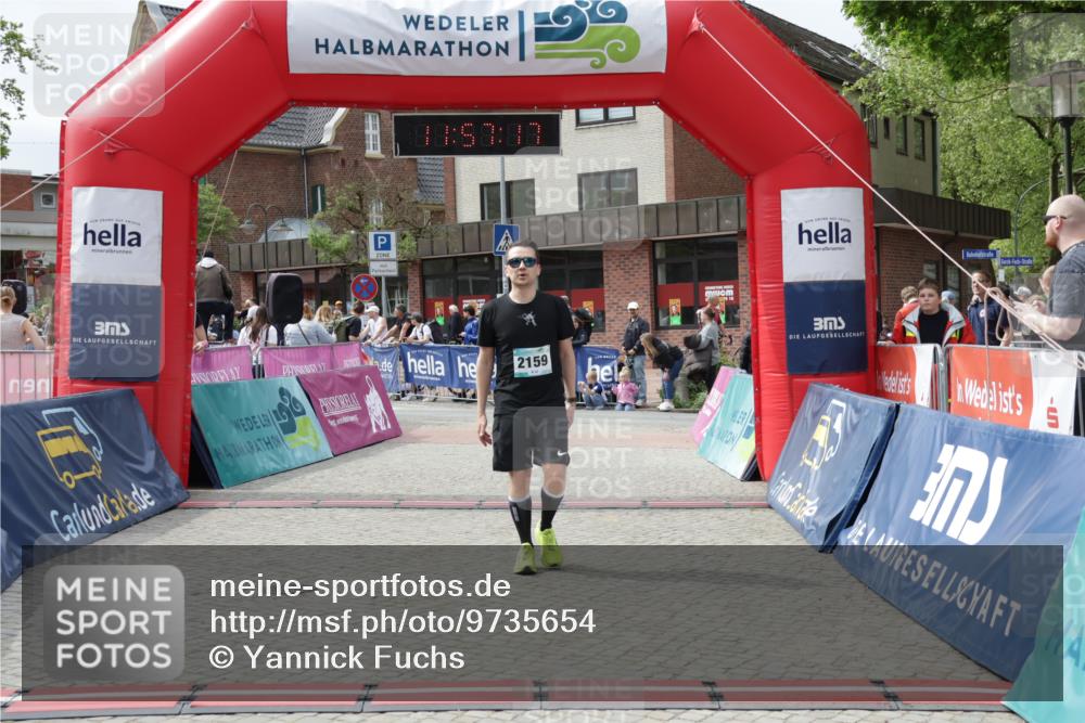 10.05.2026 - 8. Wedeler Halbmarathon Yannick Fuchs http://msf.ph/oto/9735654 10.05.2026 11:57:15 Ziel 232, 250, 2159, 2164 meine-sportfotos.de