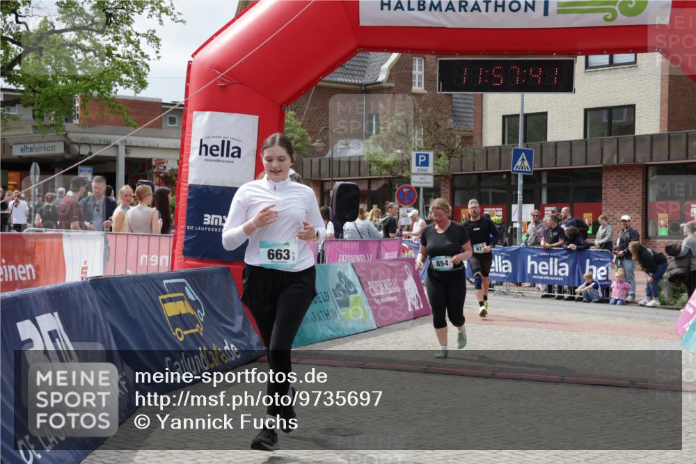 10.05.2026 - 8. Wedeler Halbmarathon Yannick Fuchs http://msf.ph/oto/9735697 10.05.2026 11:57:40 Ziel 611, 663, 854 meine-sportfotos.de