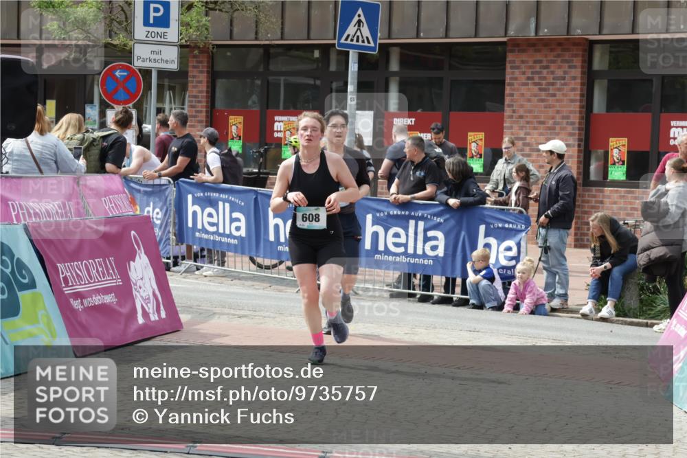 10.05.2026 - 8. Wedeler Halbmarathon Yannick Fuchs http://msf.ph/oto/9735757 10.05.2026 11:58:07 Ziel 608, 894, 2204 meine-sportfotos.de