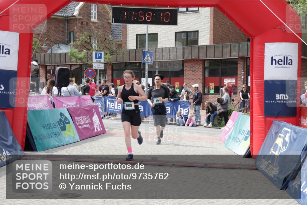 10.05.2026 - 8. Wedeler Halbmarathon Yannick Fuchs http://msf.ph/oto/9735762 10.05.2026 11:58:08 Ziel 608, 894, 2204, 2231 meine-sportfotos.de