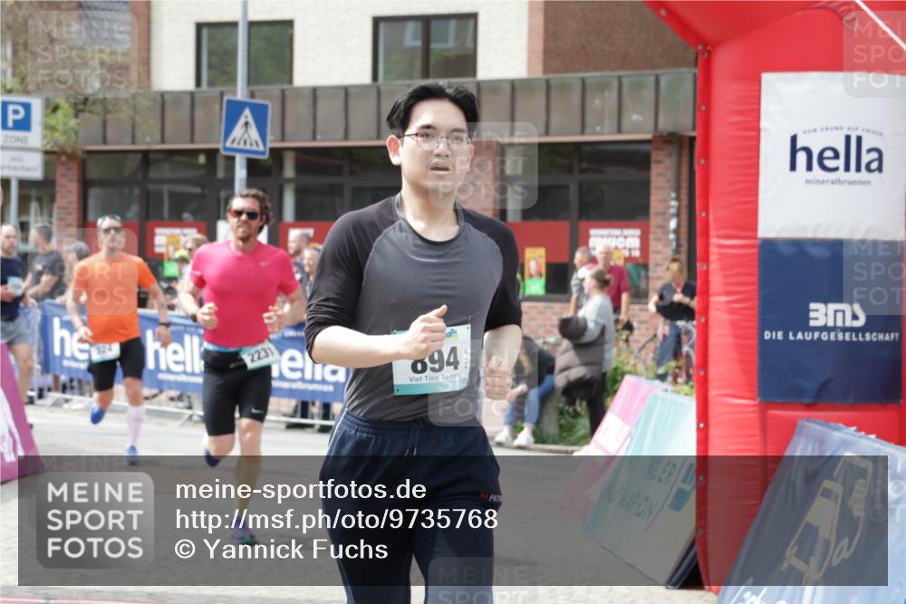 10.05.2026 - 8. Wedeler Halbmarathon Yannick Fuchs http://msf.ph/oto/9735768 10.05.2026 11:58:11 Ziel 324, 608, 894, 1008, 2231 meine-sportfotos.de