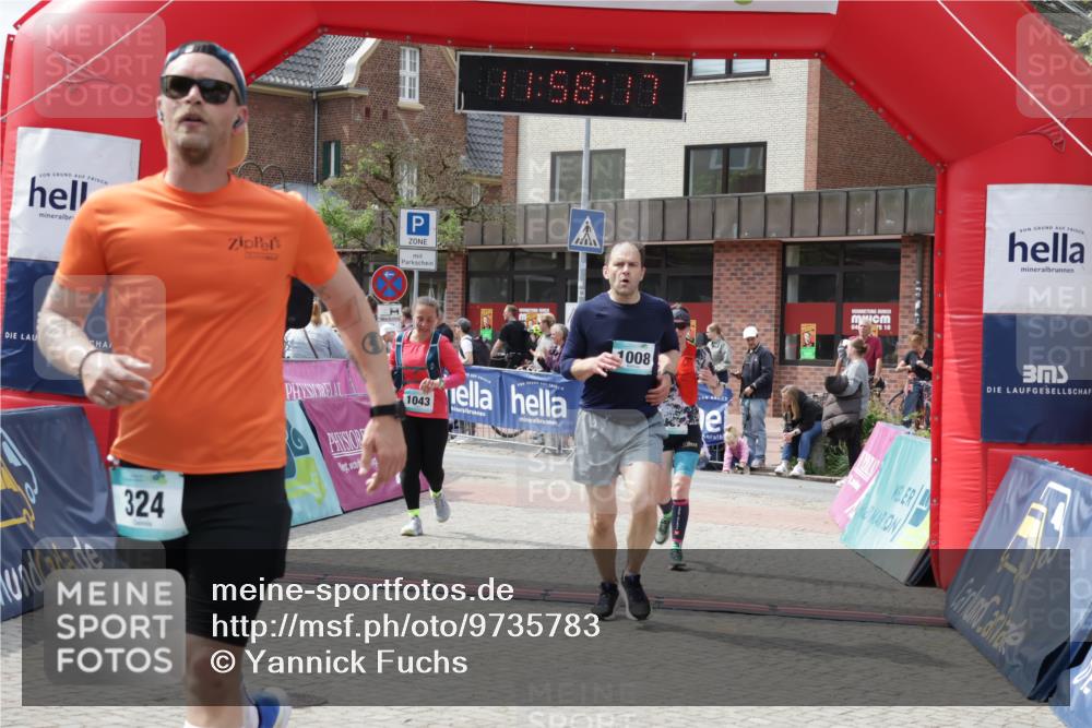 10.05.2026 - 8. Wedeler Halbmarathon Yannick Fuchs http://msf.ph/oto/9735783 10.05.2026 11:58:15 Ziel 297, 324, 608, 894, 1008, 1043, 2231 meine-sportfotos.de