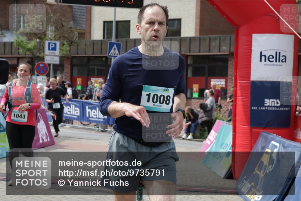 10.05.2026 - 8. Wedeler Halbmarathon Yannick Fuchs http://msf.ph/oto/9735791 10.05.2026 11:58:17 Ziel 37, 297, 324, 1008, 1043, 2231 meine-sportfotos.de