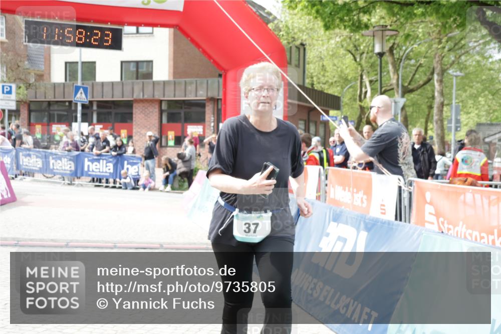 10.05.2026 - 8. Wedeler Halbmarathon Yannick Fuchs http://msf.ph/oto/9735805 10.05.2026 11:58:21 Ziel 37, 297, 1008, 1043 meine-sportfotos.de