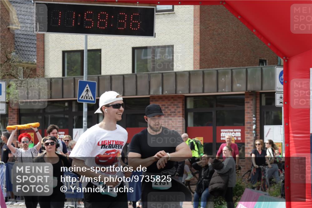 10.05.2026 - 8. Wedeler Halbmarathon Yannick Fuchs http://msf.ph/oto/9735825 10.05.2026 11:58:35 Ziel 77, 379, 380, 584, 879, 2131 meine-sportfotos.de