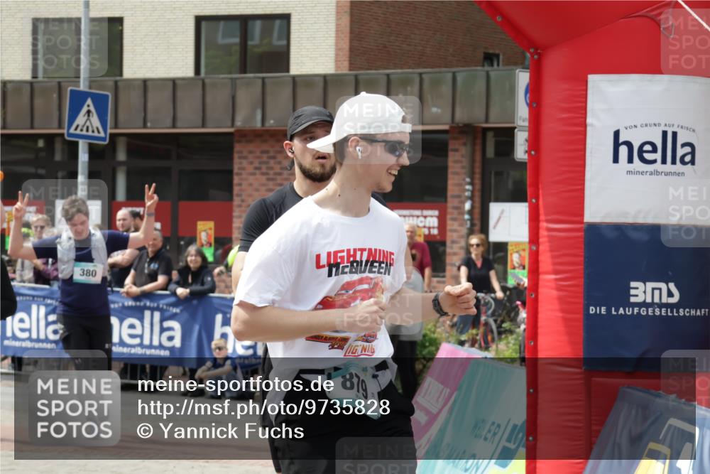 10.05.2026 - 8. Wedeler Halbmarathon Yannick Fuchs http://msf.ph/oto/9735828 10.05.2026 11:58:35 Ziel 77, 379, 380, 584, 879, 2131 meine-sportfotos.de