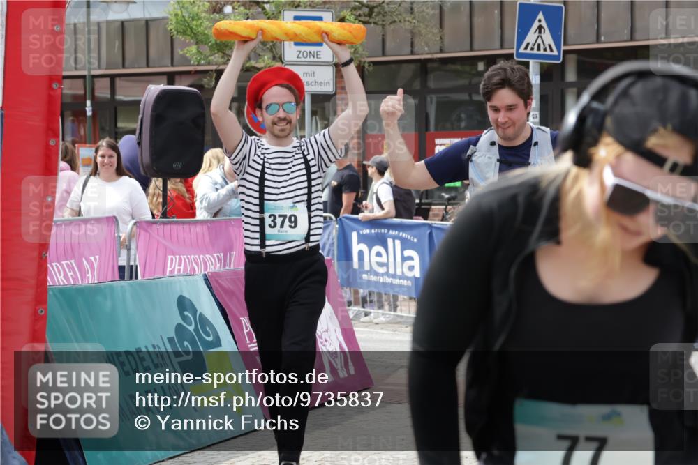 10.05.2026 - 8. Wedeler Halbmarathon Yannick Fuchs http://msf.ph/oto/9735837 10.05.2026 11:58:38 Ziel 77, 379, 380, 879, 2131 meine-sportfotos.de