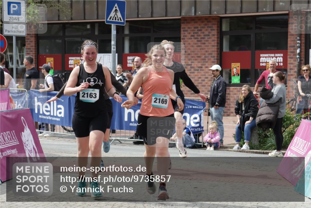 10.05.2026 - 8. Wedeler Halbmarathon Yannick Fuchs http://msf.ph/oto/9735857 10.05.2026 11:58:43 Ziel 136, 379, 380, 794, 901, 2163, 2169 meine-sportfotos.de