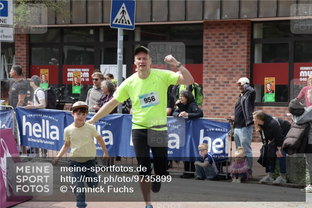 10.05.2026 - 8. Wedeler Halbmarathon Yannick Fuchs http://msf.ph/oto/9735899 10.05.2026 11:59:00 Ziel 411, 956 meine-sportfotos.de