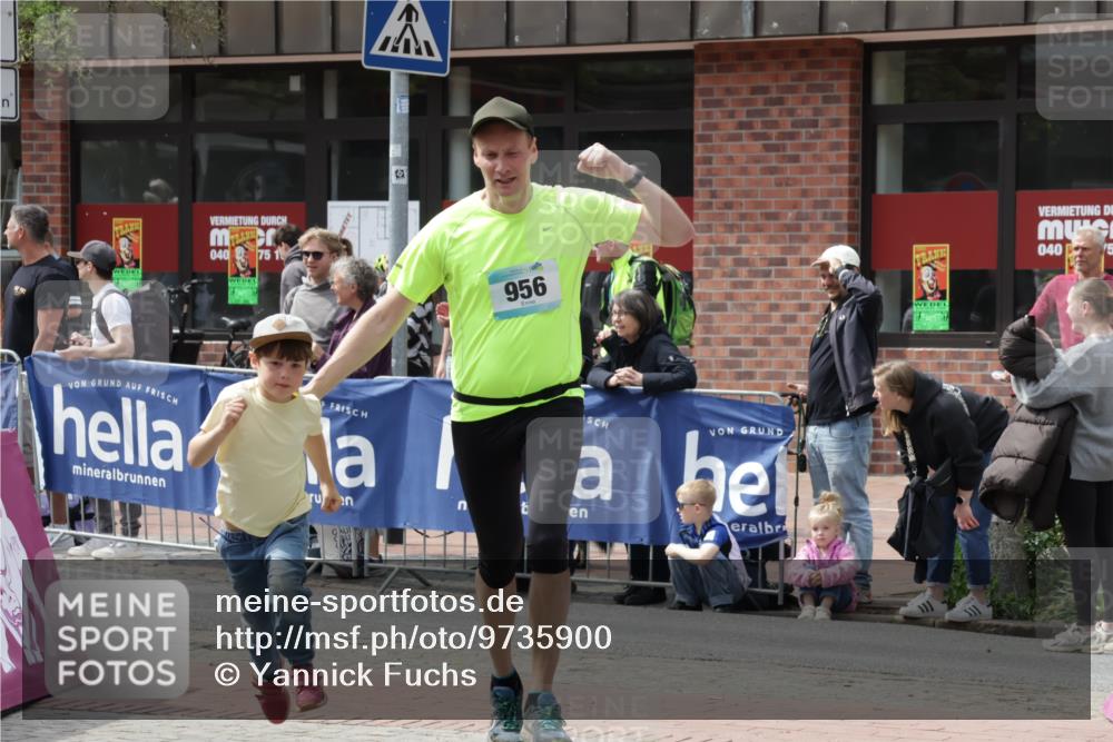 10.05.2026 - 8. Wedeler Halbmarathon Yannick Fuchs http://msf.ph/oto/9735900 10.05.2026 11:59:00 Ziel 411, 956 meine-sportfotos.de