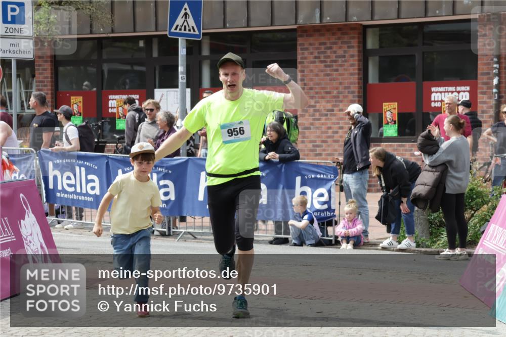 10.05.2026 - 8. Wedeler Halbmarathon Yannick Fuchs http://msf.ph/oto/9735901 10.05.2026 11:59:01 Ziel 411, 956 meine-sportfotos.de
