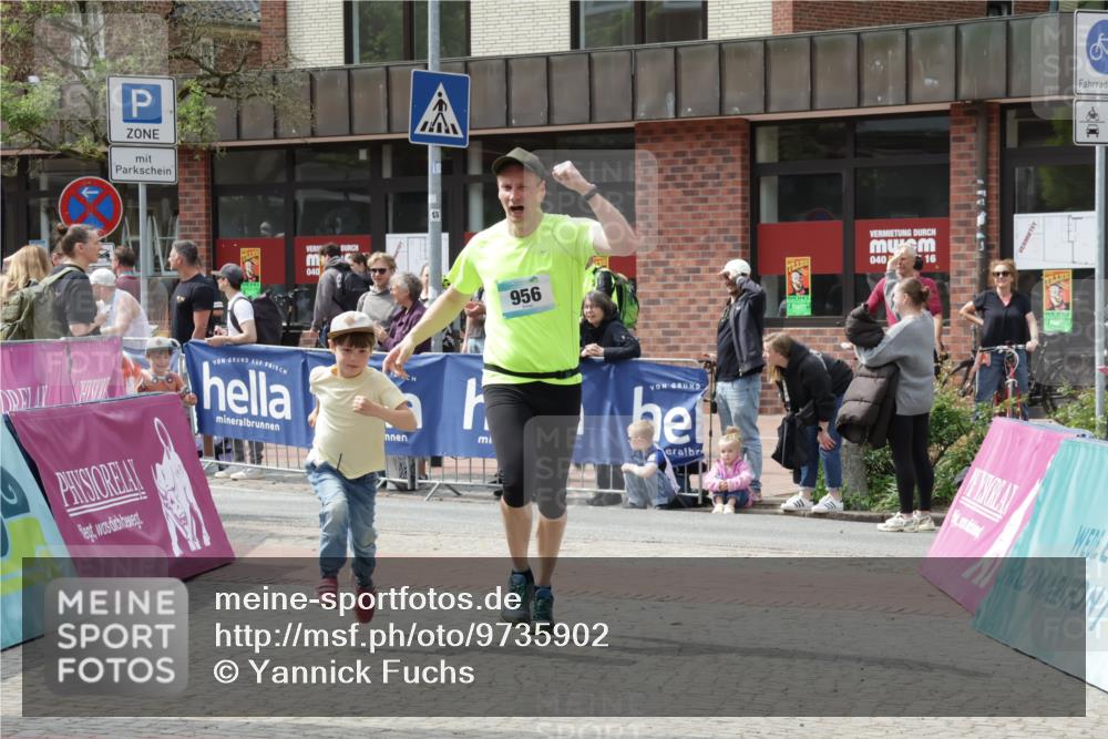 10.05.2026 - 8. Wedeler Halbmarathon Yannick Fuchs http://msf.ph/oto/9735902 10.05.2026 11:59:01 Ziel 411, 956 meine-sportfotos.de