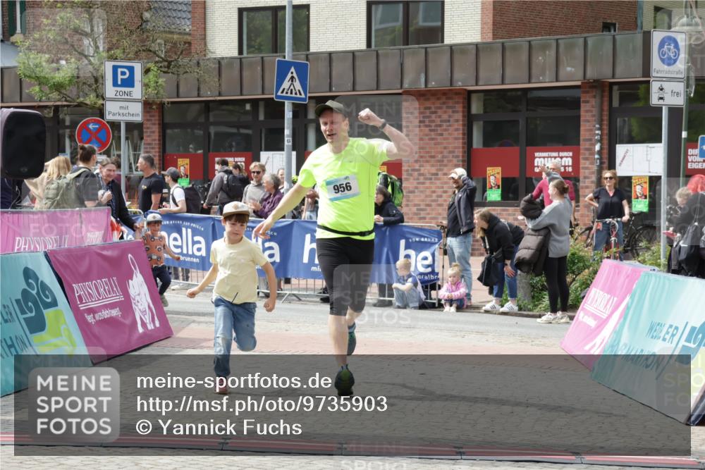 10.05.2026 - 8. Wedeler Halbmarathon Yannick Fuchs http://msf.ph/oto/9735903 10.05.2026 11:59:01 Ziel 411, 956 meine-sportfotos.de