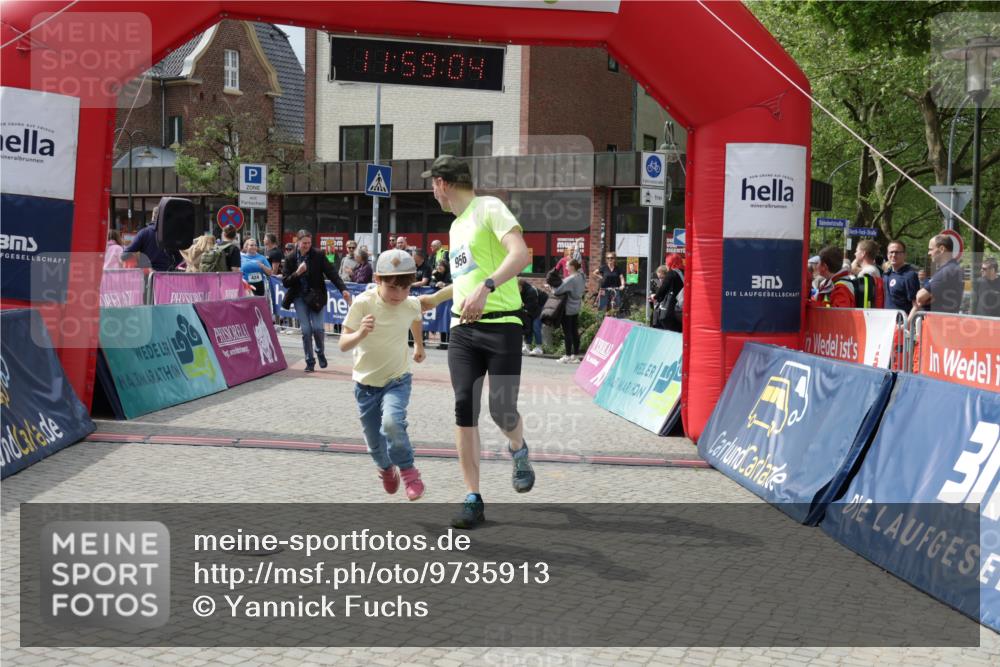 10.05.2026 - 8. Wedeler Halbmarathon Yannick Fuchs http://msf.ph/oto/9735913 10.05.2026 11:59:03 Ziel 411, 424, 956 meine-sportfotos.de