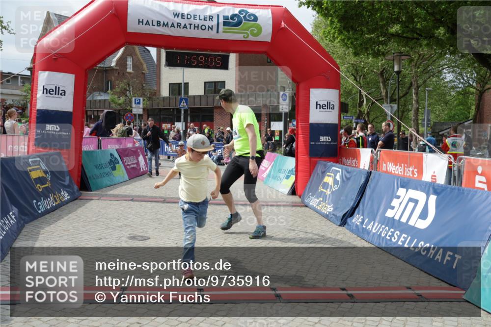 10.05.2026 - 8. Wedeler Halbmarathon Yannick Fuchs http://msf.ph/oto/9735916 10.05.2026 11:59:03 Ziel 411, 424, 956 meine-sportfotos.de
