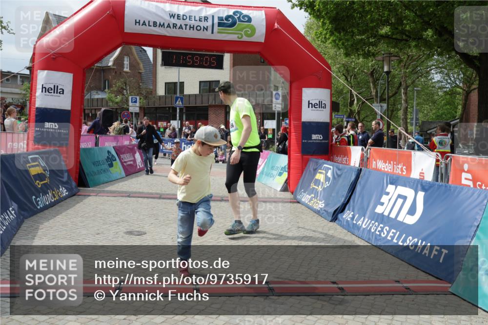 10.05.2026 - 8. Wedeler Halbmarathon Yannick Fuchs http://msf.ph/oto/9735917 10.05.2026 11:59:03 Ziel 411, 424, 956 meine-sportfotos.de