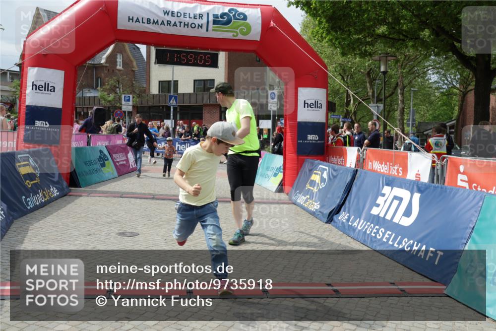 10.05.2026 - 8. Wedeler Halbmarathon Yannick Fuchs http://msf.ph/oto/9735918 10.05.2026 11:59:03 Ziel 411, 424, 956 meine-sportfotos.de