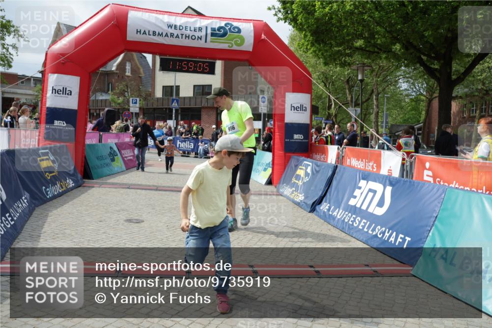 10.05.2026 - 8. Wedeler Halbmarathon Yannick Fuchs http://msf.ph/oto/9735919 10.05.2026 11:59:03 Ziel 411, 424, 956 meine-sportfotos.de