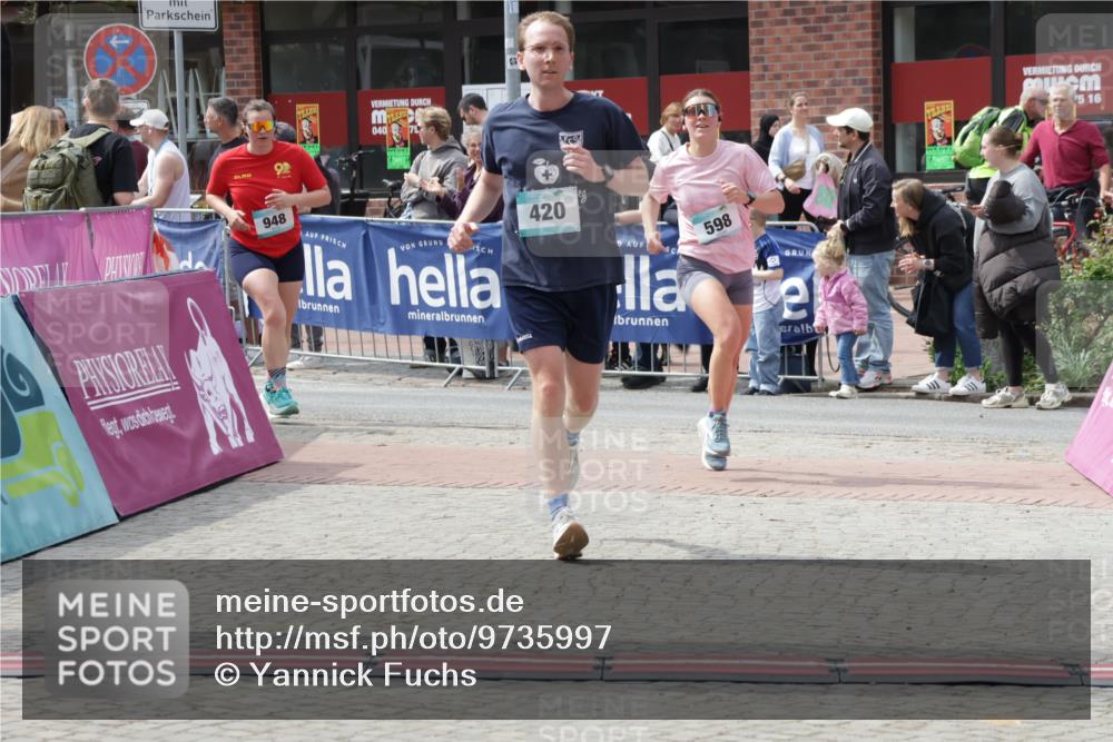 10.05.2026 - 8. Wedeler Halbmarathon Yannick Fuchs http://msf.ph/oto/9735997 10.05.2026 11:59:26 Ziel 30, 598, 948 meine-sportfotos.de