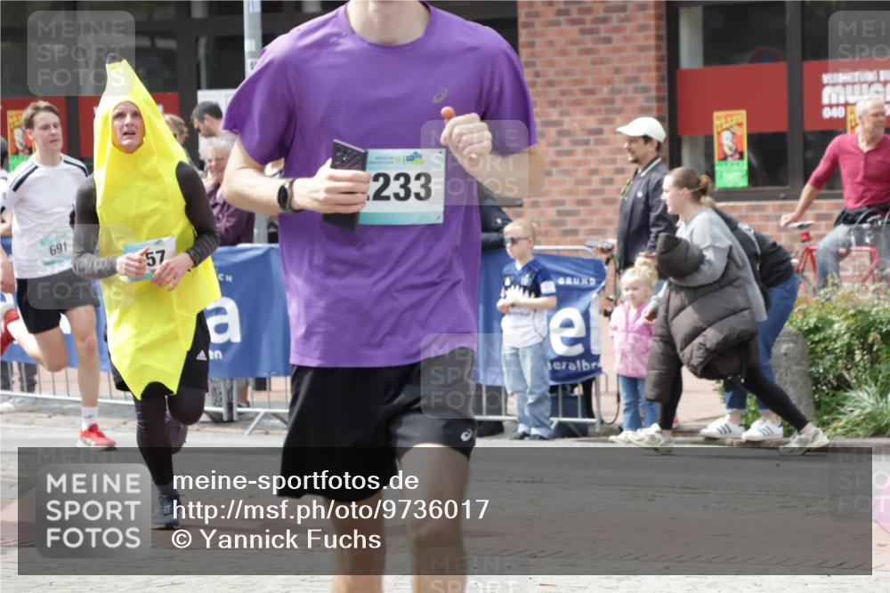 10.05.2026 - 8. Wedeler Halbmarathon Yannick Fuchs http://msf.ph/oto/9736017 10.05.2026 11:59:31 Ziel 257, 298, 598, 691, 948, 2233 meine-sportfotos.de