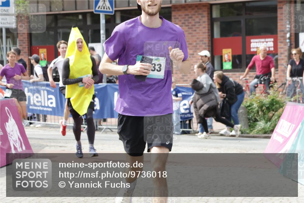 10.05.2026 - 8. Wedeler Halbmarathon Yannick Fuchs http://msf.ph/oto/9736018 10.05.2026 11:59:32 Ziel 257, 298, 452, 598, 691, 948, 2233 meine-sportfotos.de