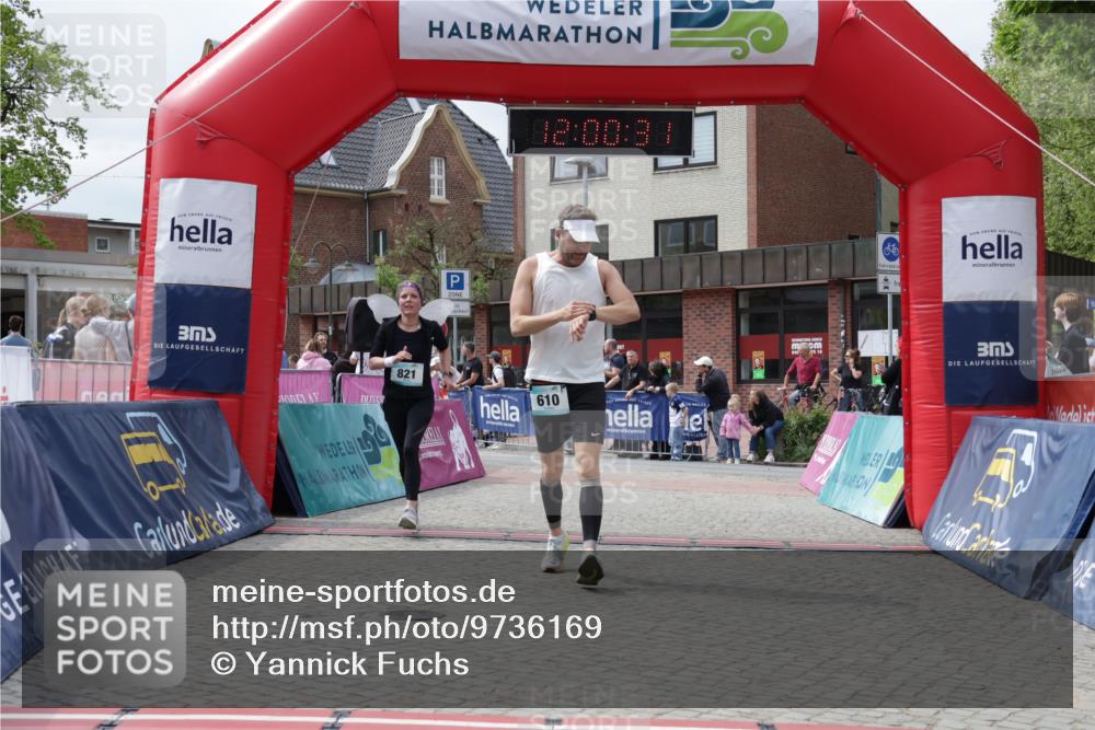 10.05.2026 - 8. Wedeler Halbmarathon Yannick Fuchs http://msf.ph/oto/9736169 10.05.2026 12:00:29 Ziel 610, 821, 867 meine-sportfotos.de