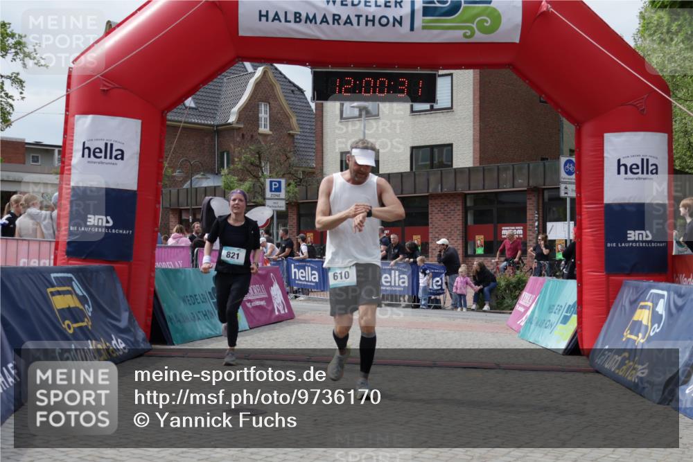 10.05.2026 - 8. Wedeler Halbmarathon Yannick Fuchs http://msf.ph/oto/9736170 10.05.2026 12:00:29 Ziel 610, 821, 867 meine-sportfotos.de