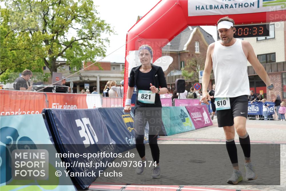 10.05.2026 - 8. Wedeler Halbmarathon Yannick Fuchs http://msf.ph/oto/9736174 10.05.2026 12:00:31 Ziel 299, 395, 469, 610, 821, 867, 899 meine-sportfotos.de