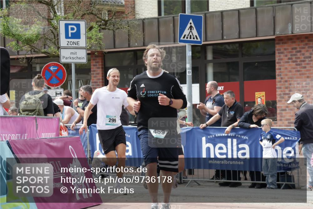 10.05.2026 - 8. Wedeler Halbmarathon Yannick Fuchs http://msf.ph/oto/9736178 10.05.2026 12:00:33 Ziel 299, 395, 469, 610, 821, 899 meine-sportfotos.de