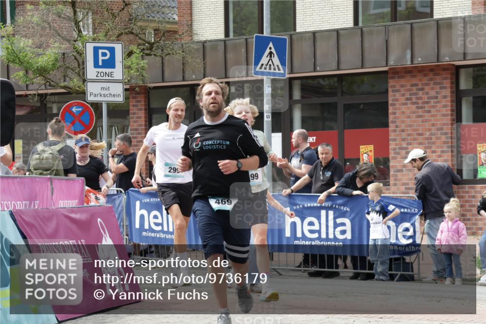 10.05.2026 - 8. Wedeler Halbmarathon Yannick Fuchs http://msf.ph/oto/9736179 10.05.2026 12:00:33 Ziel 299, 395, 469, 610, 821, 899 meine-sportfotos.de