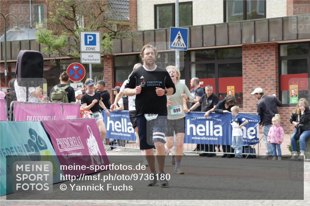 10.05.2026 - 8. Wedeler Halbmarathon Yannick Fuchs http://msf.ph/oto/9736180 10.05.2026 12:00:33 Ziel 299, 395, 469, 610, 821, 899 meine-sportfotos.de