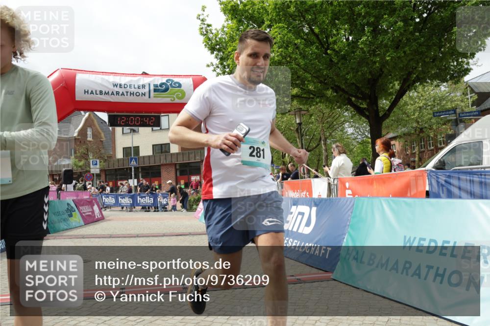 10.05.2026 - 8. Wedeler Halbmarathon Yannick Fuchs http://msf.ph/oto/9736209 10.05.2026 12:00:40 Ziel 281, 299, 395, 469, 899, 2051, 2052 meine-sportfotos.de